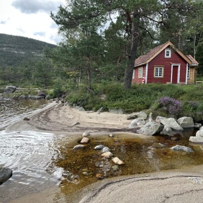 Veslebu- hytte ved vannet